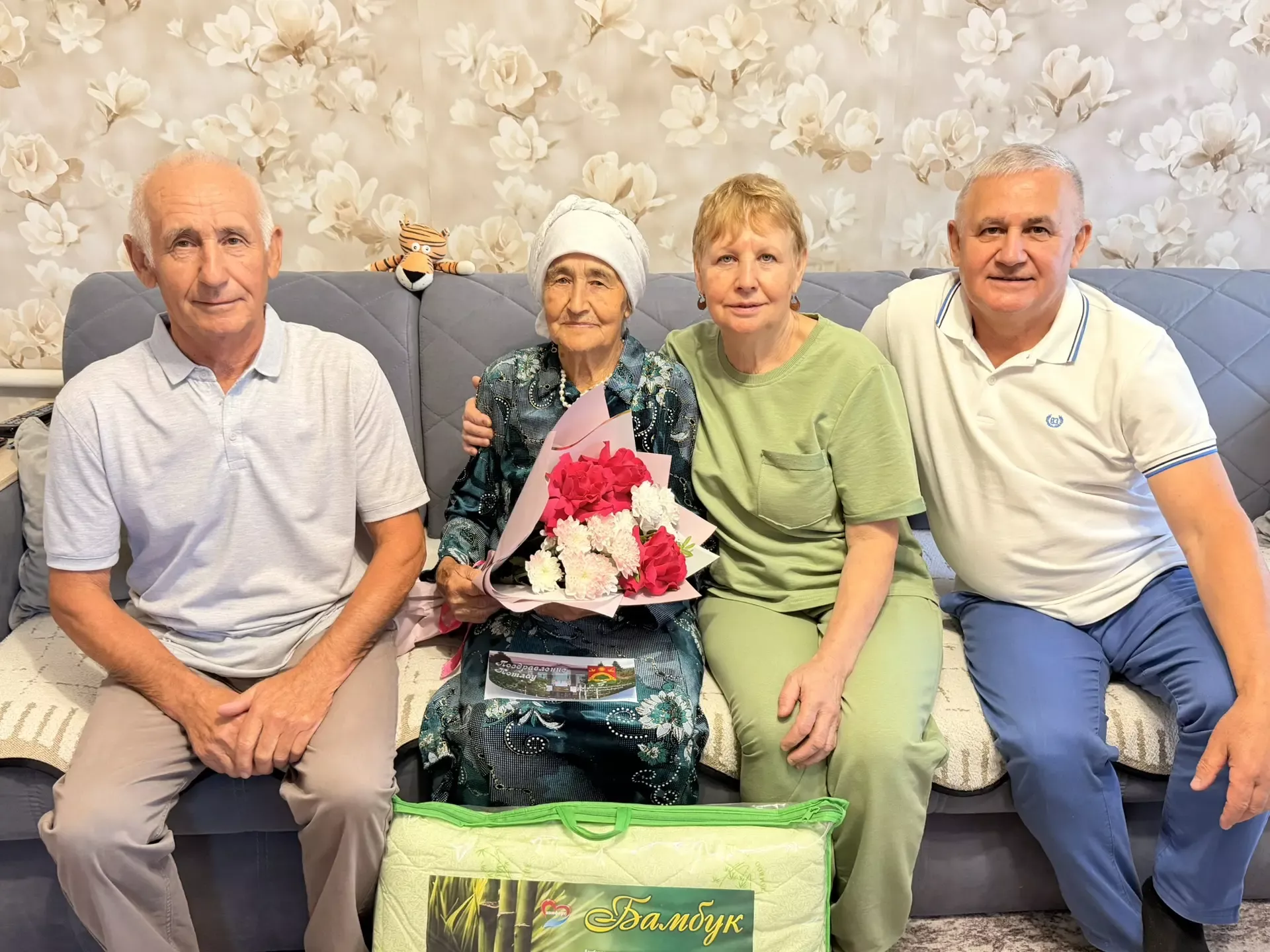Иске Йомралы авылында яшәүче Мөнирә әби Кашафетдинова 90 яшьлек гомер бәйрәмен каршылады