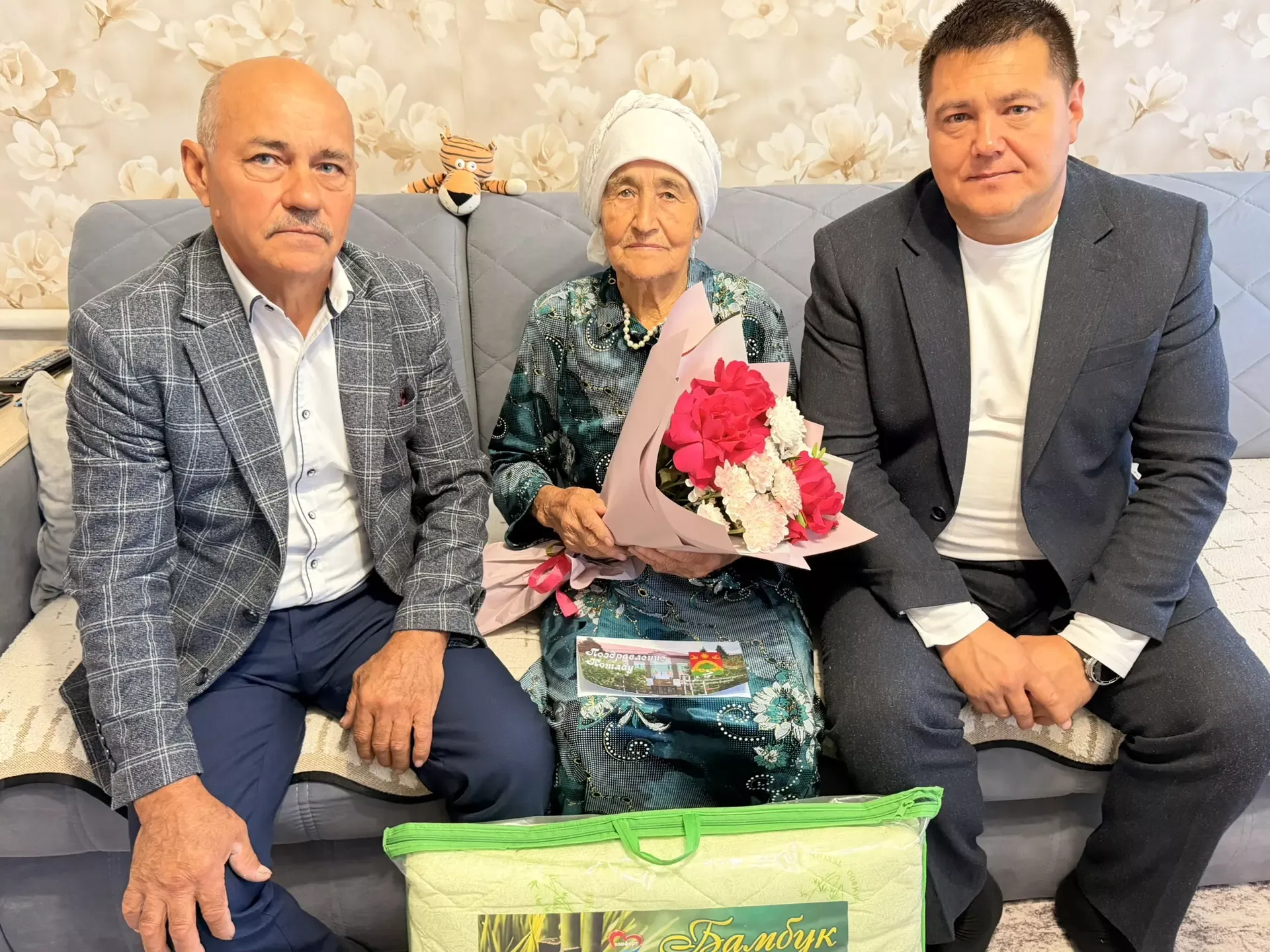 Иске Йомралы авылында яшәүче Мөнирә әби Кашафетдинова 90 яшьлек гомер бәйрәмен каршылады