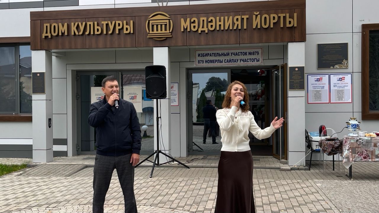 Избирателей в Апастово встречают песнями и музыкой