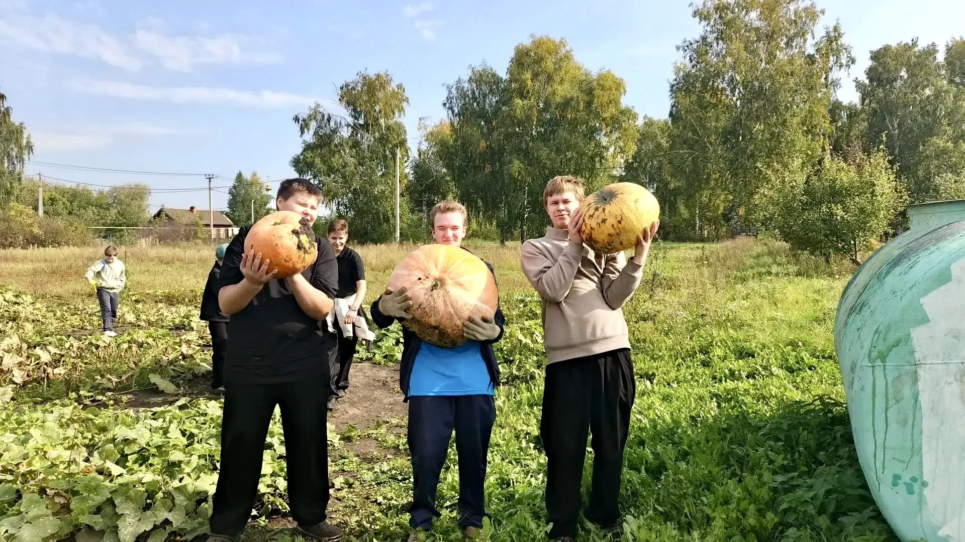 В сельских школах Апастовского района дети трудятся летом и собирают урожай осенью