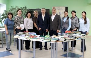 Апас Үзәк китапханәсенә яңа басмалар тапшырылды