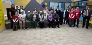 Апас мәктәбе укучылары көмеш волонтерларга бәйрәм кәефе бүләк итте