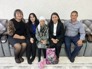 Чүрибураш авылында гаилә җылысы тапкан Равия әби Нуруллина күчтәнәчләр алды