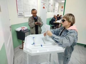 Апастан Илүзә Галиева сайлау участогына килеп тавыш бирде