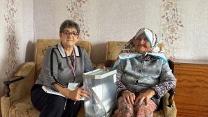 Члены комиссии приехали к 92-летней жительнице Старое Енали, чтобы она смогла проголосовать