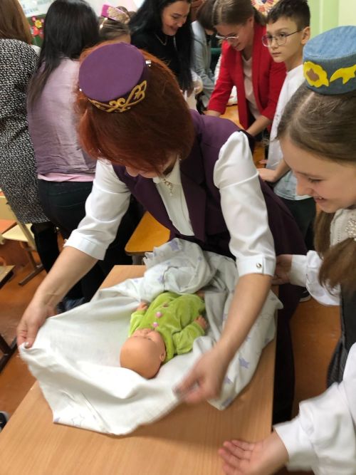 Апас урта мәктәбендә – Әниләр көне