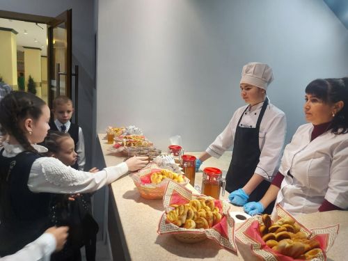 Апаста яшь спортчылар һәм мобилизацияләнгән хәрбиләрнең балалары өчен район башлыгының чыршы бәйрәме узды