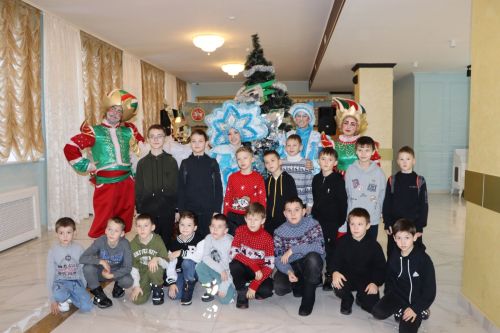 Апаста яшь спортчылар һәм мобилизацияләнгән хәрбиләрнең балалары өчен район башлыгының чыршы бәйрәме узды
