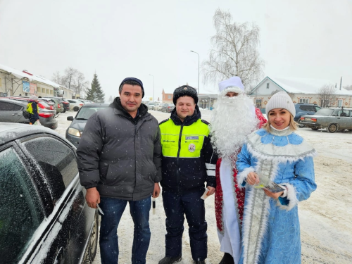 ЮХИДИ хезмәткәрләре машина йөртүчеләрне бәйрәм белән котлый
