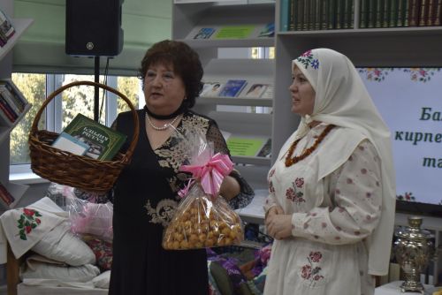 Талантлы якташыбыз Гөлнур Айзат райондашларга “Баллы кирпеч” китабын тәкъдим итте