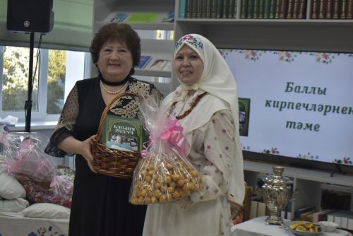 Талантлы якташыбыз Гөлнур Айзат райондашларга “Баллы кирпеч” китабын тәкъдим итте