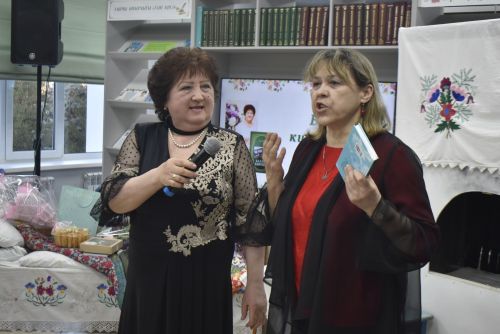 Талантлы якташыбыз Гөлнур Айзат райондашларга “Баллы кирпеч” китабын тәкъдим итте