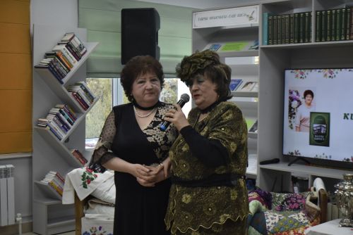 Талантлы якташыбыз Гөлнур Айзат райондашларга “Баллы кирпеч” китабын тәкъдим итте