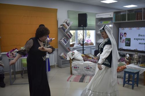 Талантлы якташыбыз Гөлнур Айзат райондашларга “Баллы кирпеч” китабын тәкъдим итте