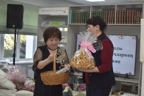 Талантлы якташыбыз Гөлнур Айзат райондашларга “Баллы кирпеч” китабын тәкъдим итте