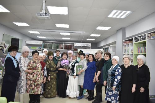 Талантлы якташыбыз Гөлнур Айзат райондашларга “Баллы кирпеч” китабын тәкъдим итте
