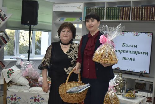 Талантлы якташыбыз Гөлнур Айзат райондашларга “Баллы кирпеч” китабын тәкъдим итте