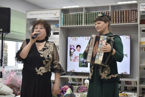 Талантлы якташыбыз Гөлнур Айзат райондашларга “Баллы кирпеч” китабын тәкъдим итте