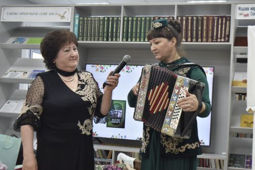 Талантлы якташыбыз Гөлнур Айзат райондашларга “Баллы кирпеч” китабын тәкъдим итте