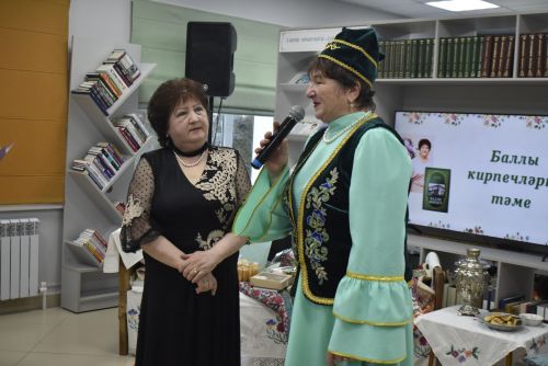 Талантлы якташыбыз Гөлнур Айзат райондашларга “Баллы кирпеч” китабын тәкъдим итте