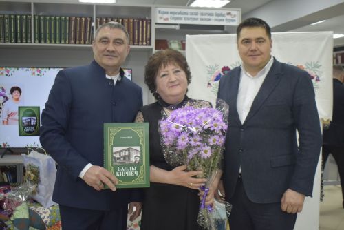 Талантлы якташыбыз Гөлнур Айзат райондашларга “Баллы кирпеч” китабын тәкъдим итте
