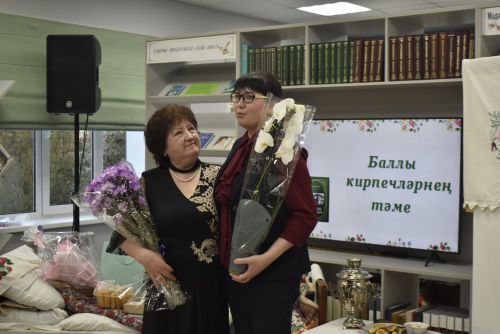 Талантлы якташыбыз Гөлнур Айзат райондашларга “Баллы кирпеч” китабын тәкъдим итте