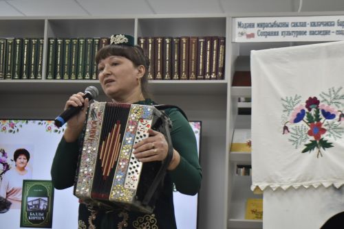 Талантлы якташыбыз Гөлнур Айзат райондашларга “Баллы кирпеч” китабын тәкъдим итте