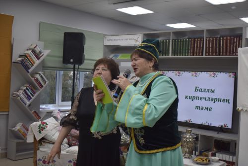 Талантлы якташыбыз Гөлнур Айзат райондашларга “Баллы кирпеч” китабын тәкъдим итте