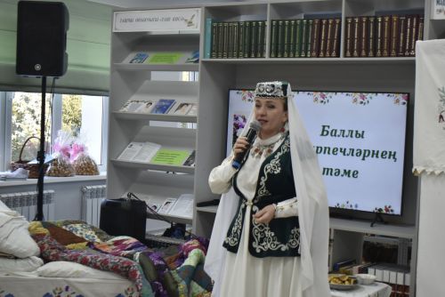 Талантлы якташыбыз Гөлнур Айзат райондашларга “Баллы кирпеч” китабын тәкъдим итте