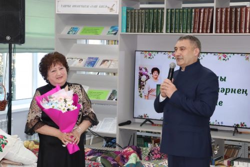 Талантлы якташыбыз Гөлнур Айзат райондашларга “Баллы кирпеч” китабын тәкъдим итте