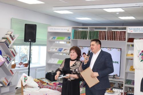 Талантлы якташыбыз Гөлнур Айзат райондашларга “Баллы кирпеч” китабын тәкъдим итте