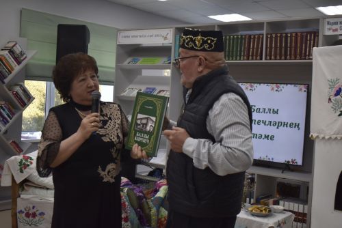 Талантлы якташыбыз Гөлнур Айзат райондашларга “Баллы кирпеч” китабын тәкъдим итте
