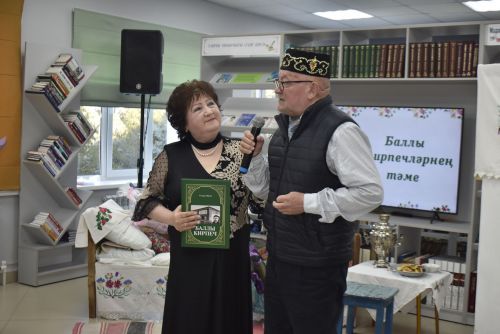 Талантлы якташыбыз Гөлнур Айзат райондашларга “Баллы кирпеч” китабын тәкъдим итте