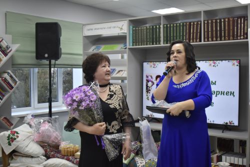 Талантлы якташыбыз Гөлнур Айзат райондашларга “Баллы кирпеч” китабын тәкъдим итте
