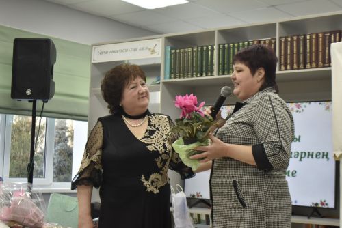 Талантлы якташыбыз Гөлнур Айзат райондашларга “Баллы кирпеч” китабын тәкъдим итте