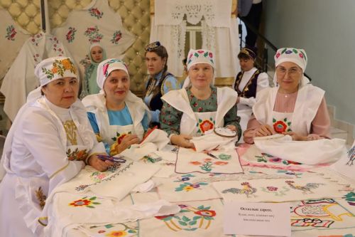 К 137-летию со дня рождения великого поэта Габдуллы Тукая, дню родного языка и поэзии в районном доме культуры было подготовлено уникальное литературное мероприятие «Шигырь – сәнгатьнен тажы»