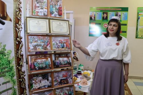 К 137-летию со дня рождения великого поэта Габдуллы Тукая, дню родного языка и поэзии в районном доме культуры было подготовлено уникальное литературное мероприятие «Шигырь – сәнгатьнен тажы»