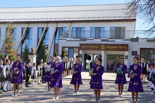 К 137-летию со дня рождения великого поэта Габдуллы Тукая, дню родного языка и поэзии в районном доме культуры было подготовлено уникальное литературное мероприятие «Шигырь – сәнгатьнен тажы»