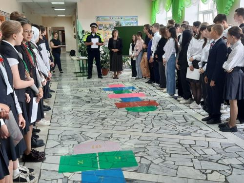 Апас мәктәбе укучылары районның баш юл инспекторы белән иминлек кагыйдәләре турында сөйләште