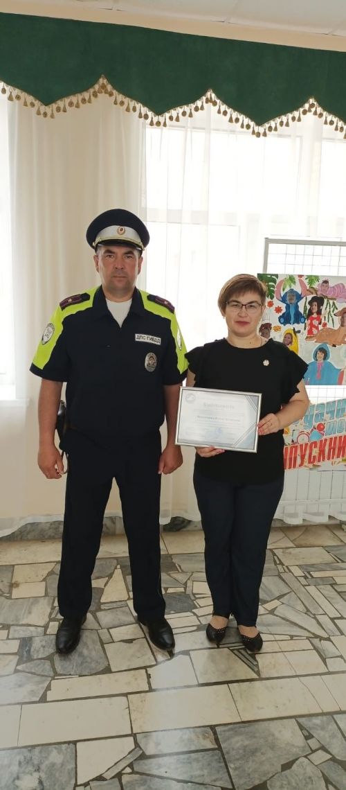 Апас мәктәбе укучылары районның баш юл инспекторы белән иминлек кагыйдәләре турында сөйләште