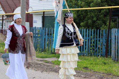 Апас бистәсендә Сабан туена бүләкне бизәлгән атлар һәм ретро машиналар белән җыйдылар