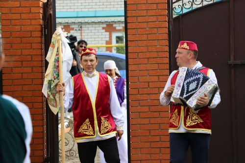 Апас бистәсендә Сабан туена бүләкне бизәлгән атлар һәм ретро машиналар белән җыйдылар