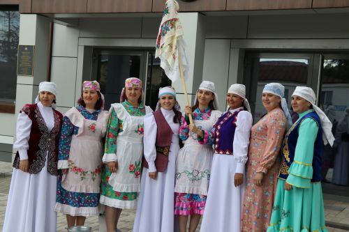 Апас бистәсендә Сабан туена бүләкне бизәлгән атлар һәм ретро машиналар белән җыйдылар
