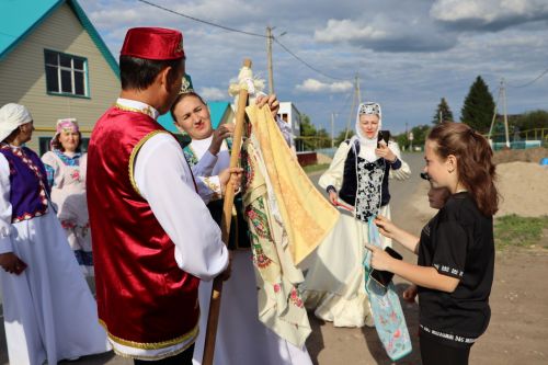Апас бистәсендә Сабан туена бүләкне бизәлгән атлар һәм ретро машиналар белән җыйдылар