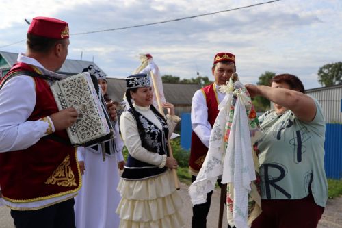 Апас бистәсендә Сабан туена бүләкне бизәлгән атлар һәм ретро машиналар белән җыйдылар