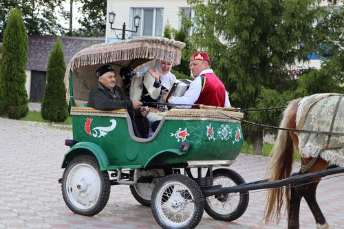 Апас бистәсендә Сабан туена бүләкне бизәлгән атлар һәм ретро машиналар белән җыйдылар