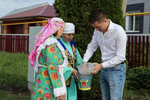 Апас бистәсендә Сабан туена бүләкне бизәлгән атлар һәм ретро машиналар белән җыйдылар