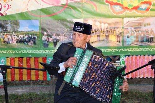 “Чәй суы башы” күл буе гармун моңнарына күмелде