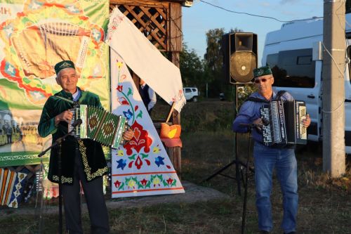 “Чәй суы башы” күл буе гармун моңнарына күмелде