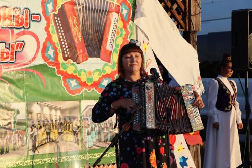 “Чәй суы башы” күл буе гармун моңнарына күмелде